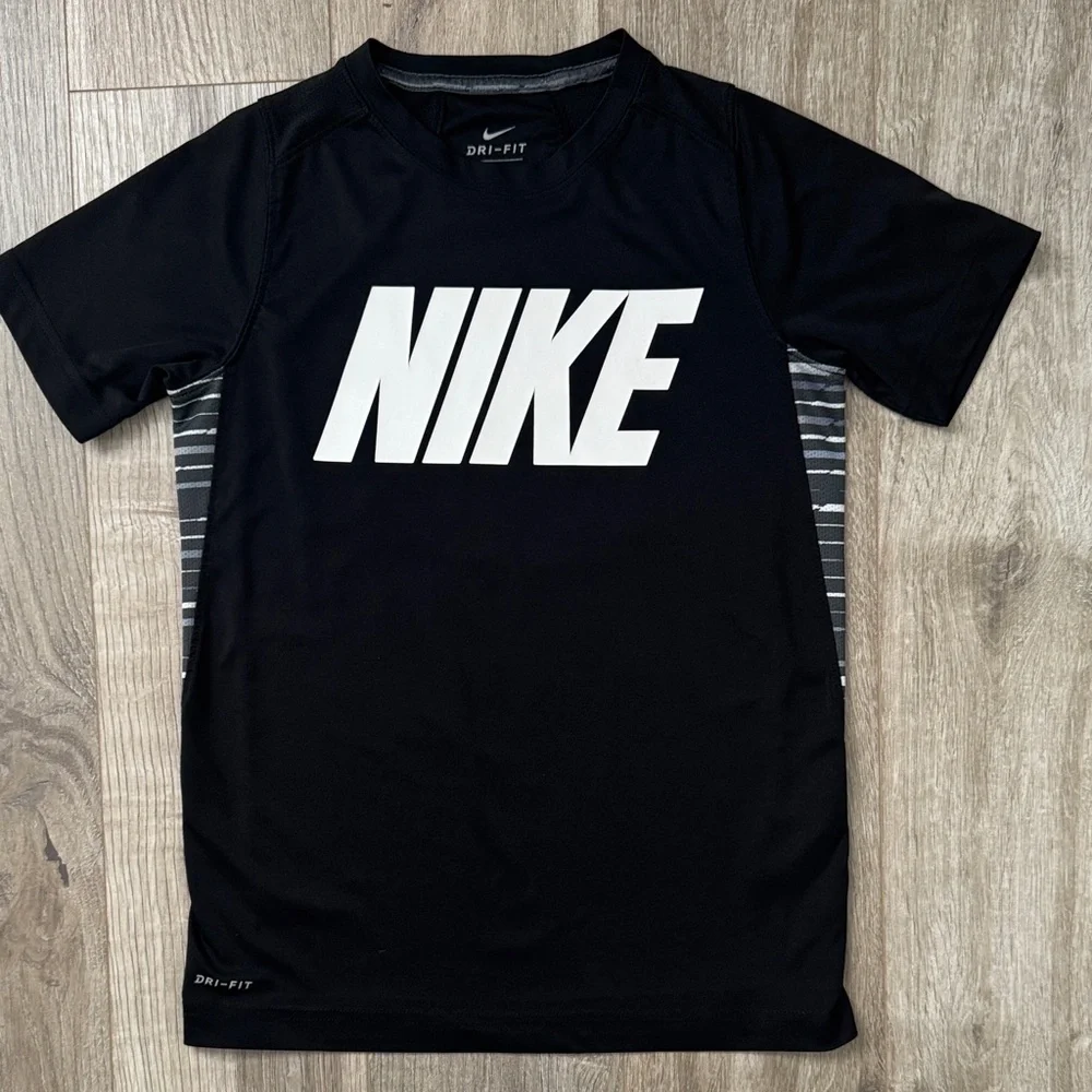 Nike Boys Black and White Dri-FIT Tee Size 10/12